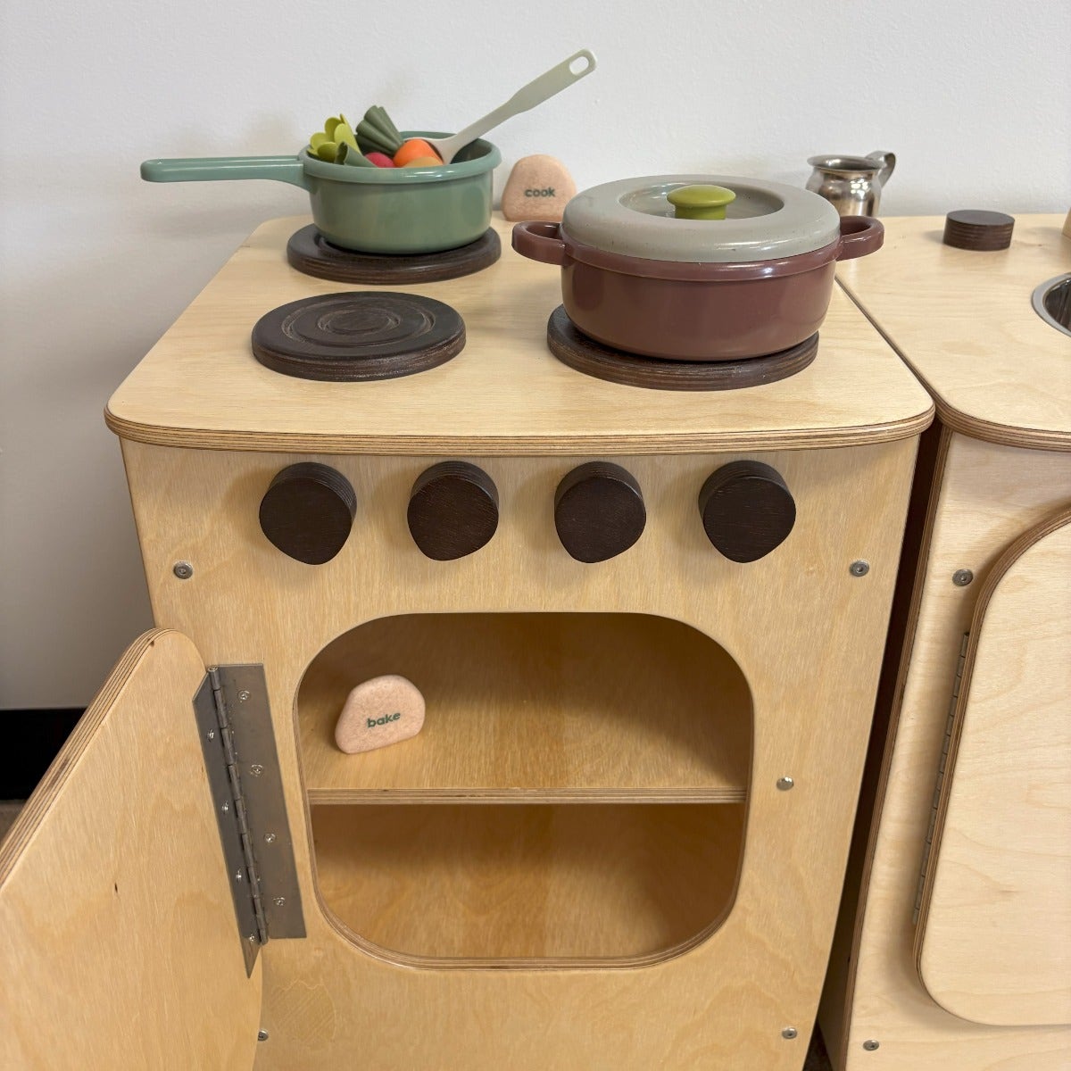 Woodlyn Kitchen Range for Preschoolers 15inL x 22.25inH